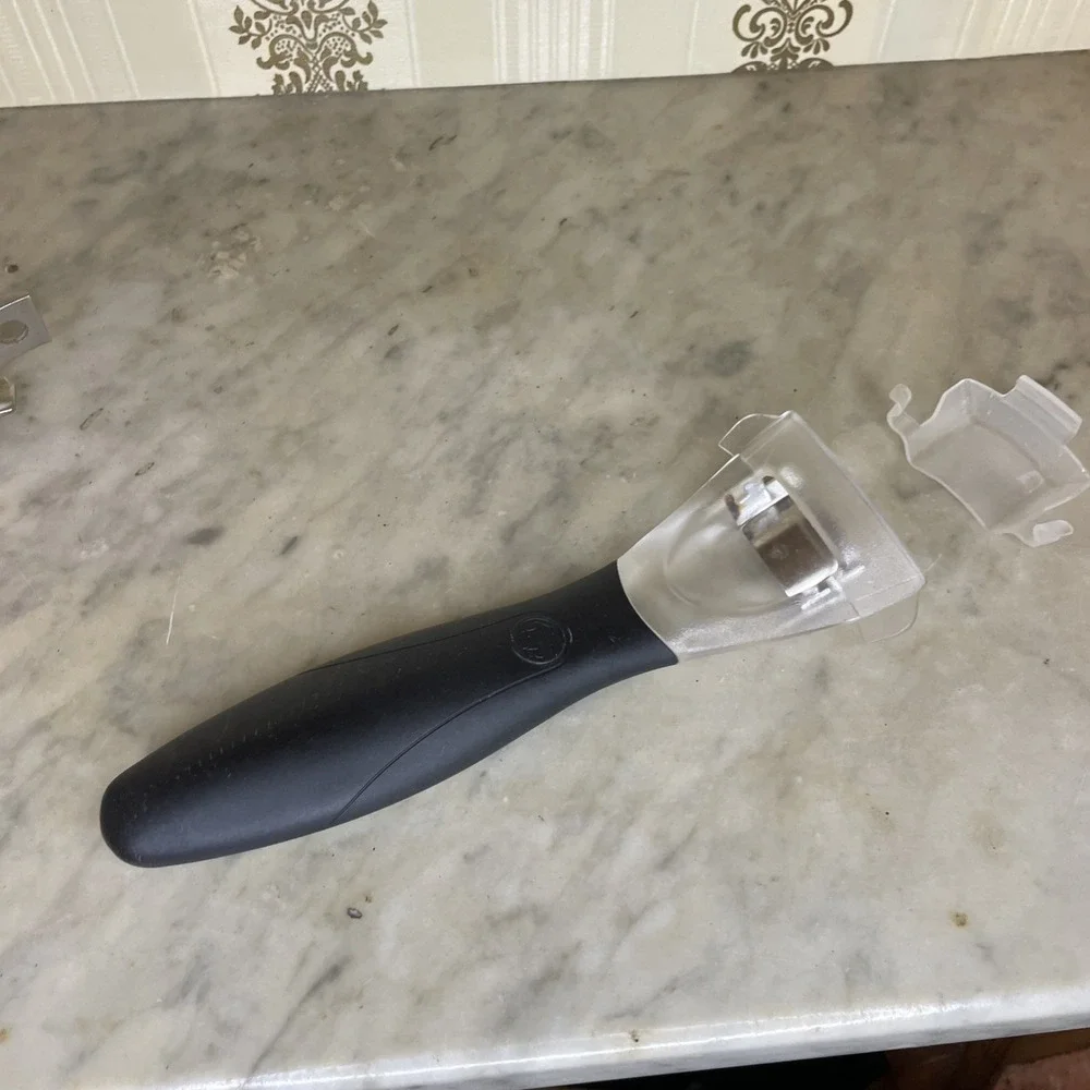 Pampered Chef Zester with Safety Storage‎ Guard
